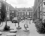 857242 Gezicht in de als leefstraat ingerichte Graanstraat te Utrecht, met enkele spelende kinderen. Op de achtergrond ...
